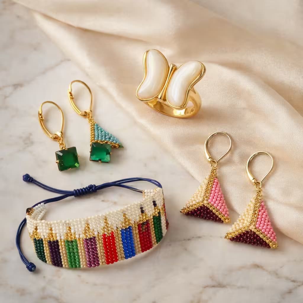 Colección de bisutería con anillos, aretes y pulseras modernas en composición premium ideal para regalos y uso diario.