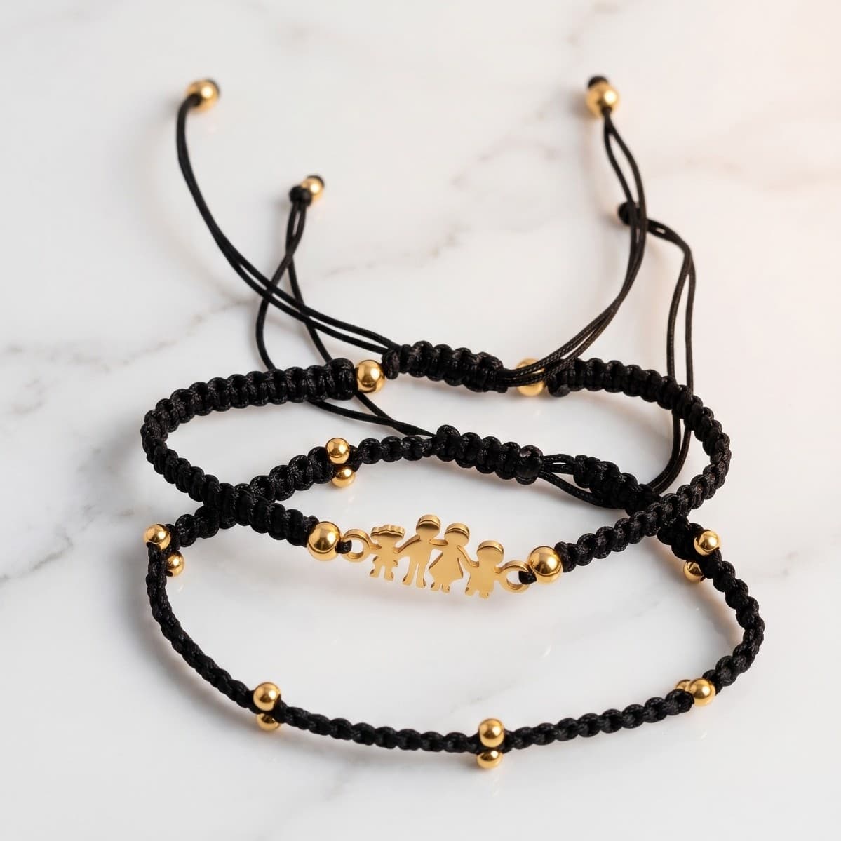 Pulsera Mi Refugio en macramé negro y acero dorado de Vivelu